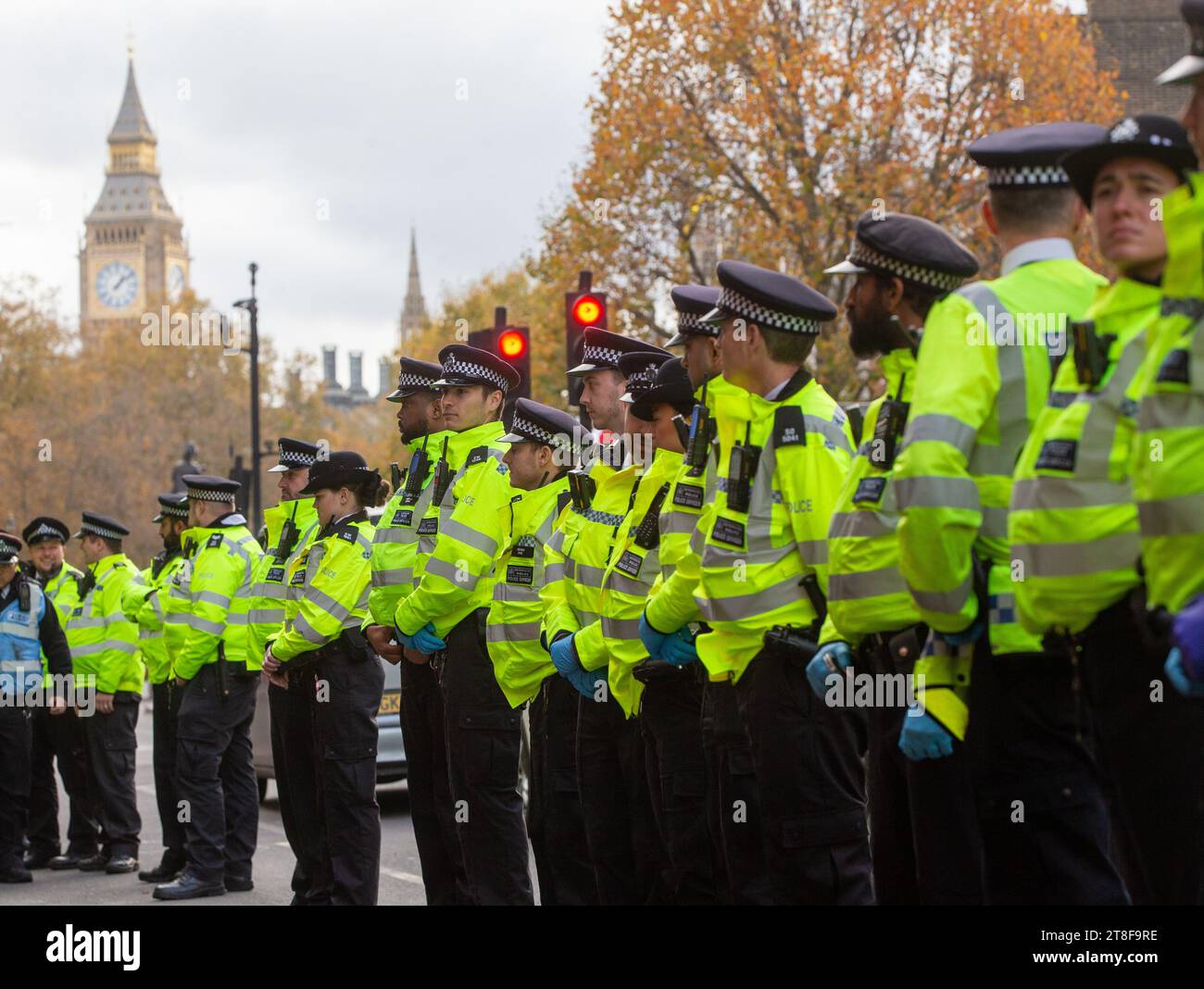 Londra, Inghilterra, Regno Unito. 20 novembre 2023. Gli agenti della polizia metropolitana hanno fermato e arrestato attivisti della Just Stop Oil che tentavano di marciare sulla strada a Whitehall. (Immagine di credito: © Tayfun salci/ZUMA Press Wire) SOLO USO EDITORIALE! Non per USO commerciale! Crediti: ZUMA Press, Inc./Alamy Live News Foto Stock