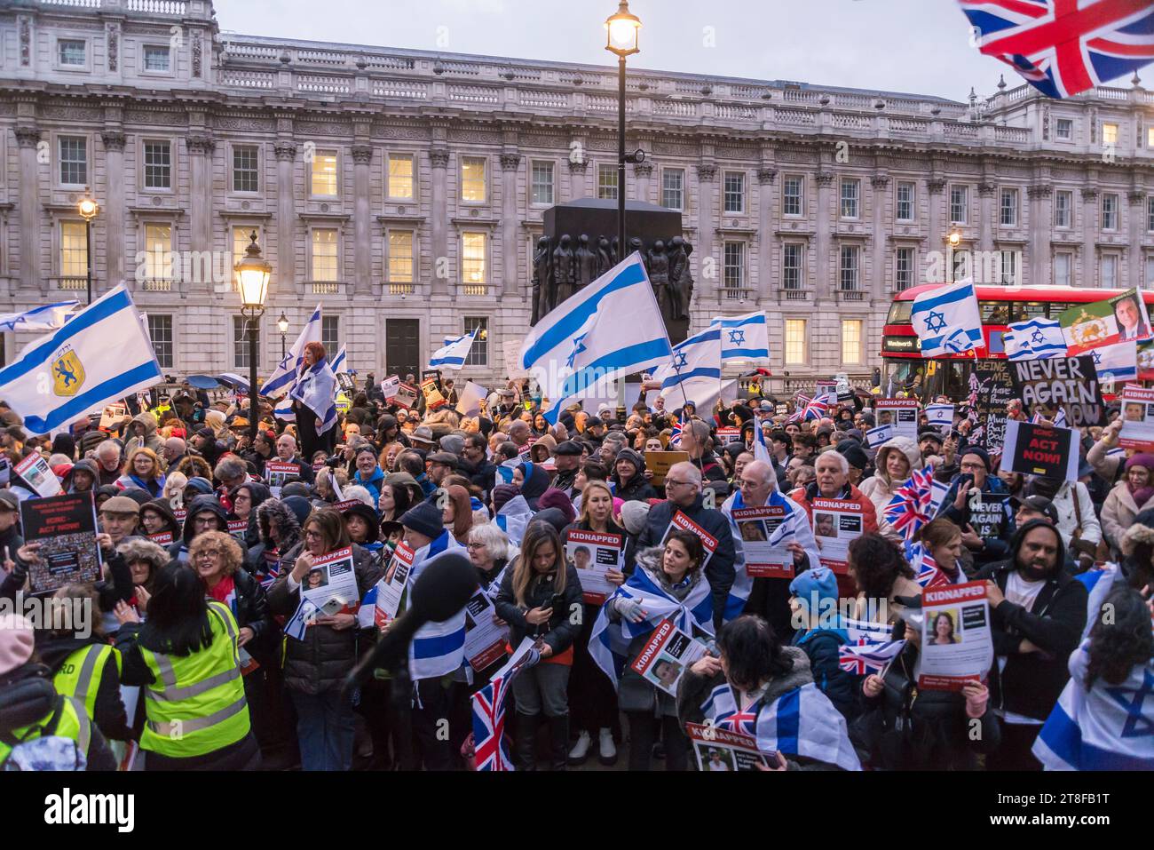 "Never Again is Now" è un evento di preghiera e protesta tenuto a Whitehall per esprimere solidarietà al popolo ebraico e per lottare contro l'antisemitismo, Foto Stock