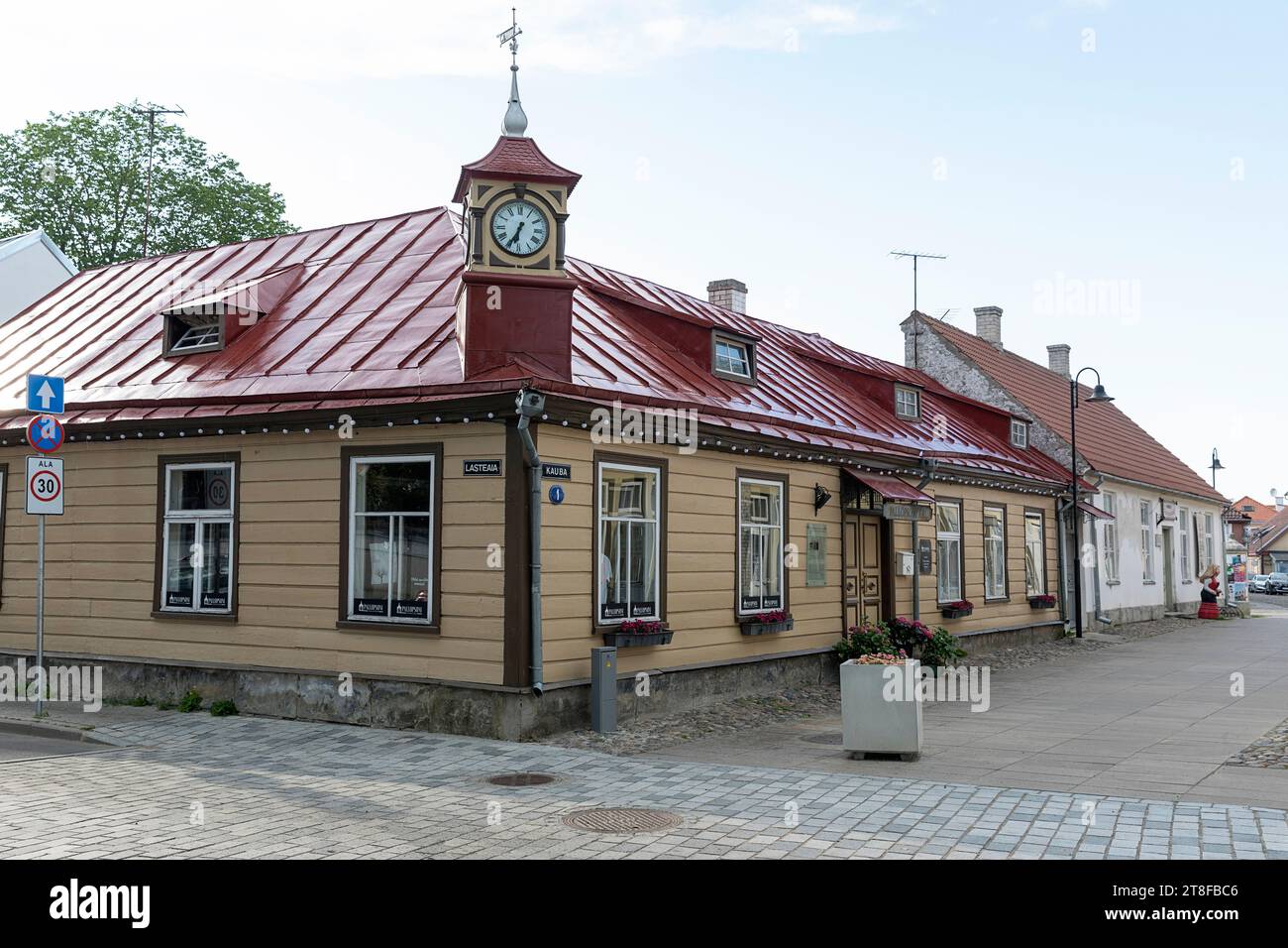Edifici storici nella parte vecchia della città di Kuressaare in una splendida giornata estiva sull'isola di Saaremaa, sul Mar Baltico, in Estonia Foto Stock
