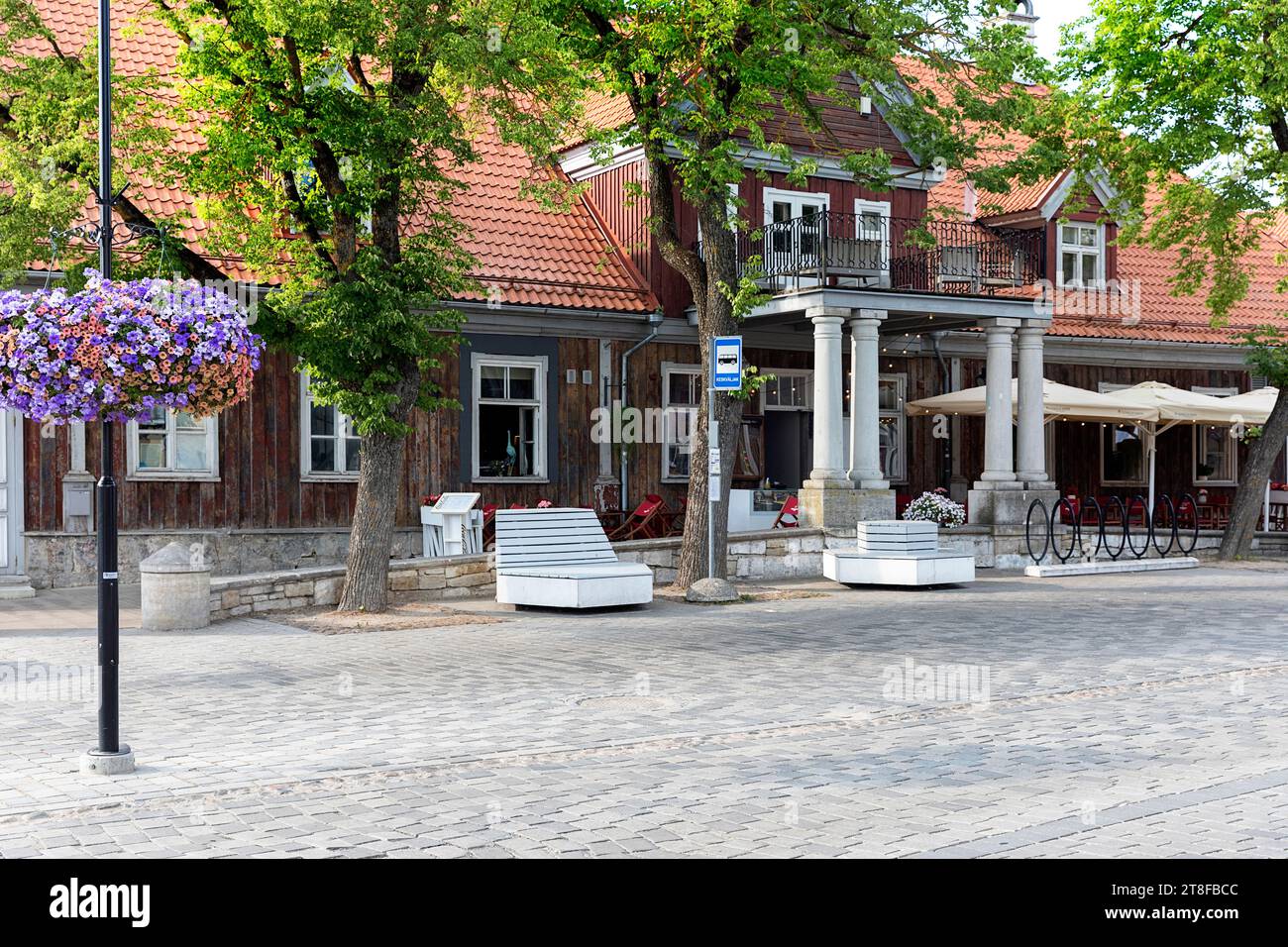Edifici storici nella parte vecchia della città di Kuressaare in una splendida giornata estiva sull'isola di Saaremaa, sul Mar Baltico, in Estonia Foto Stock