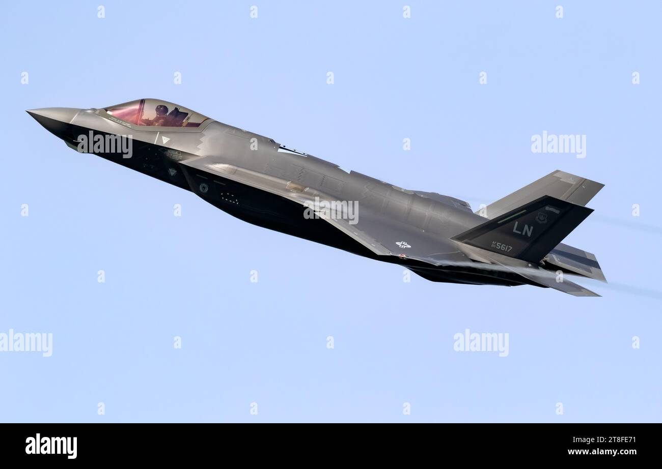 US Air Force 495th Fighter Squadron Lockheed Martin F-35 Lightning II aerei da combattimento dalla base aerea di Lakenheath decollando. Leeuwarden, Paesi Bassi Foto Stock