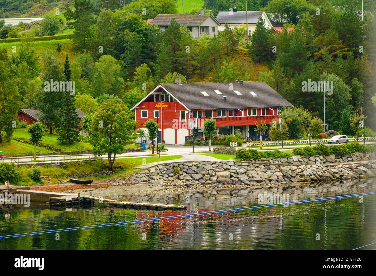 EIDFJORD, NORVEGIA - 11 settembre 2023: Eidfjord è un comune norvegese, situato nel distretto di Hardanger. Il villaggio di Eidfjord è un importante centro abitato Foto Stock