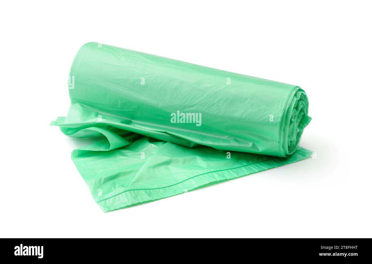 Rotolo di nuovi sacchetti di plastica verde isolati su bianco. Foto Stock
