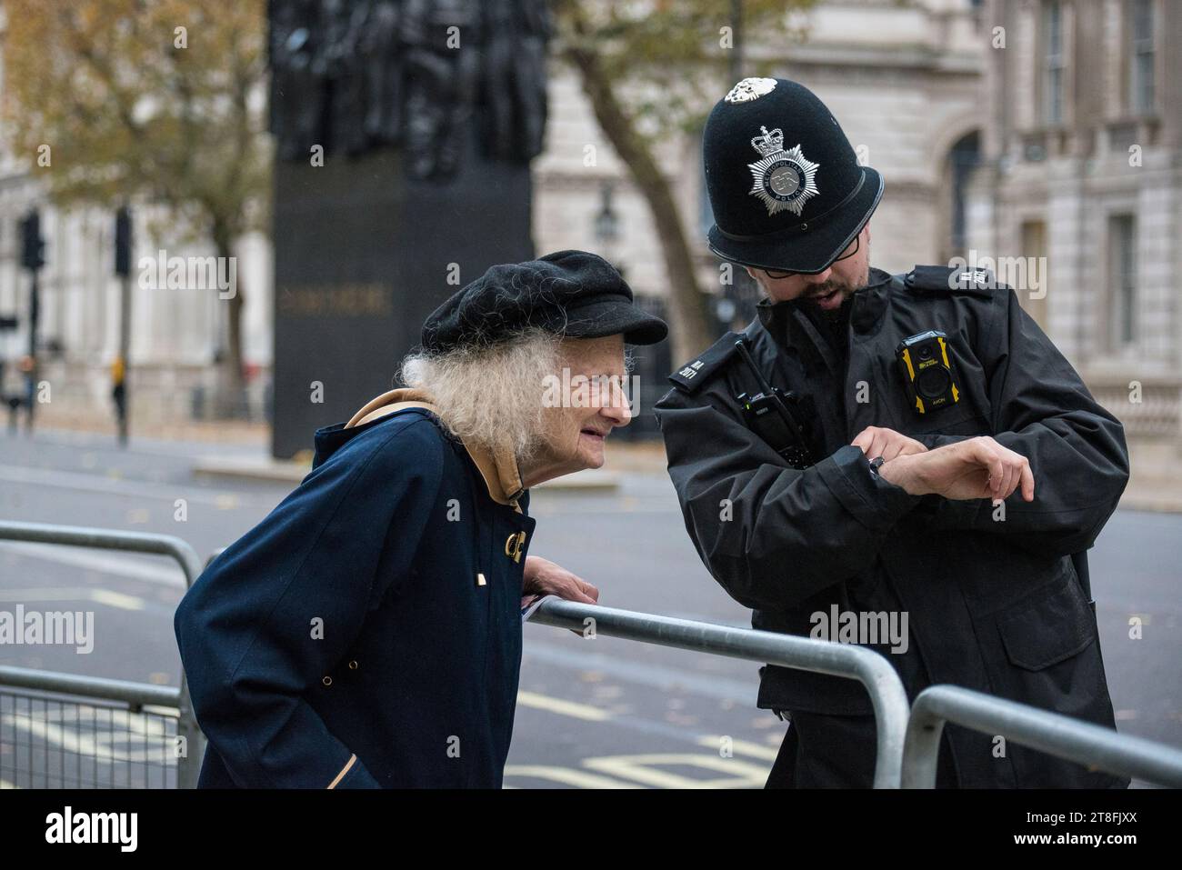 Ho incontrato poliziotti che aiutavano le anziane con le indicazioni stradali, Londra, Inghilterra, Regno Unito Foto Stock