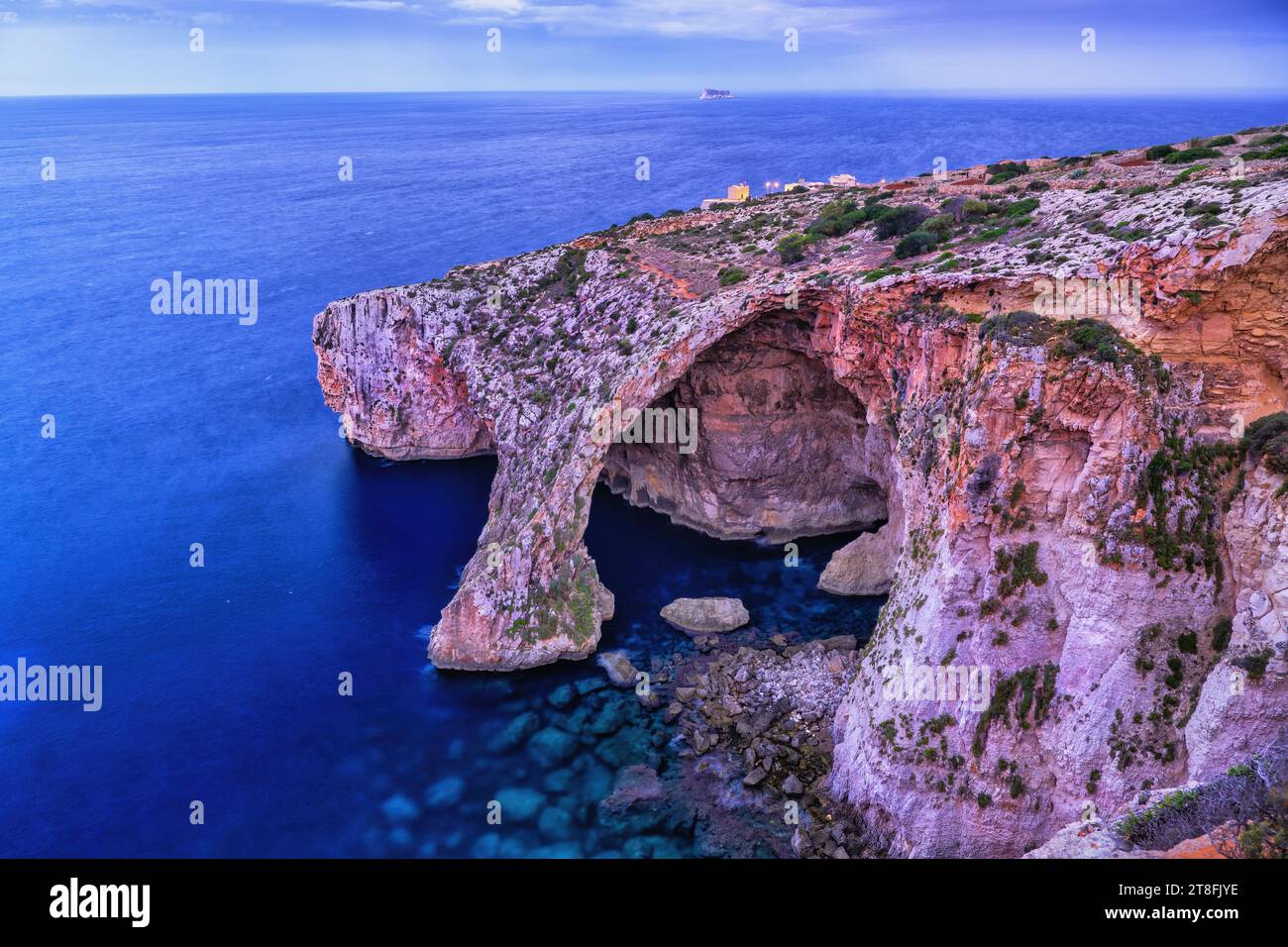 La grotta marina della Grotta Azzurra all'alba di Malta, una grotta storica nella costa sud-orientale dell'isola nel Mar Mediterraneo. Foto Stock