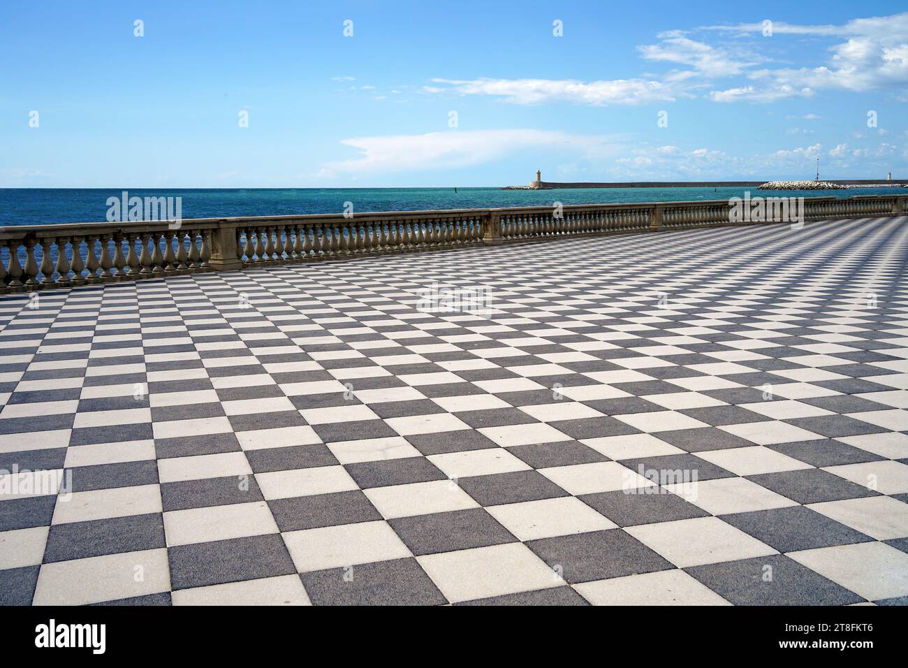 Terrazza Mascagani, pavimento a scacchiera bianco e nero, Livorno, Toscana, Italia Foto Stock