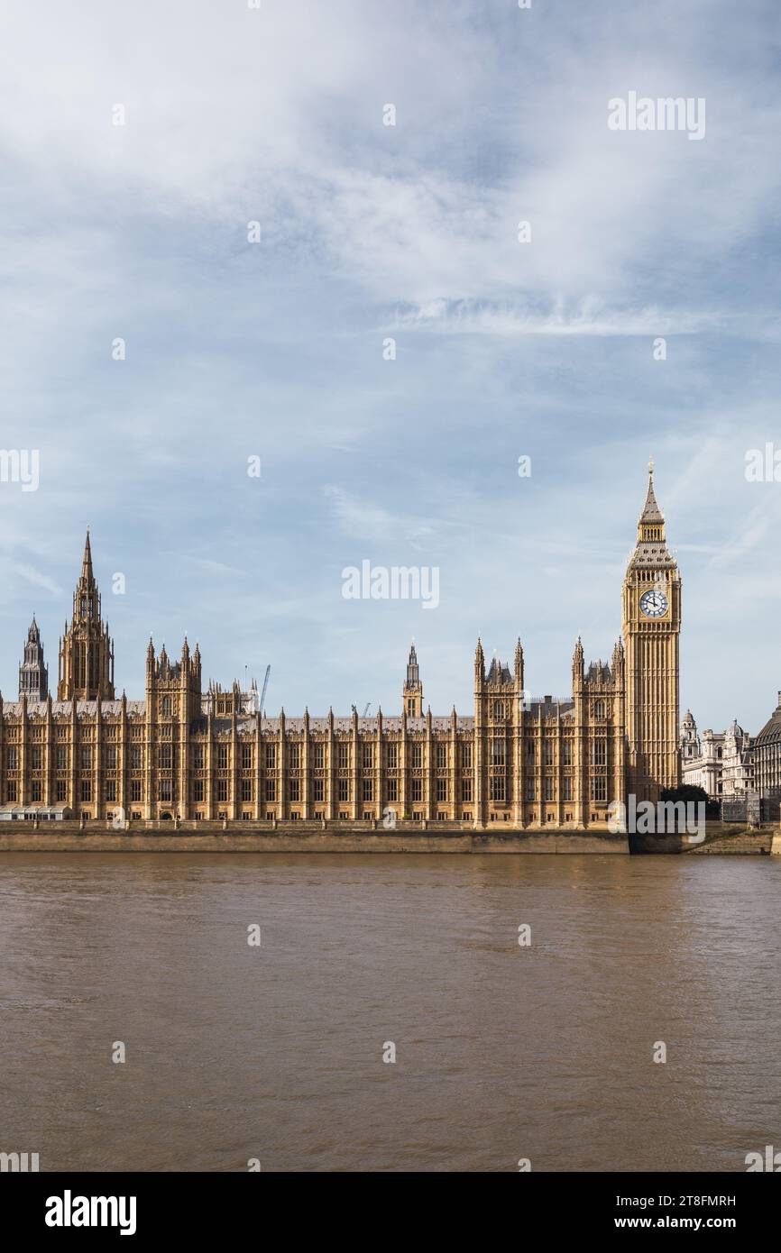 Foto diurna delle Houses of Parliament e del Big Ben lungo il Tamigi con nuvole nel cielo di Londra Foto Stock