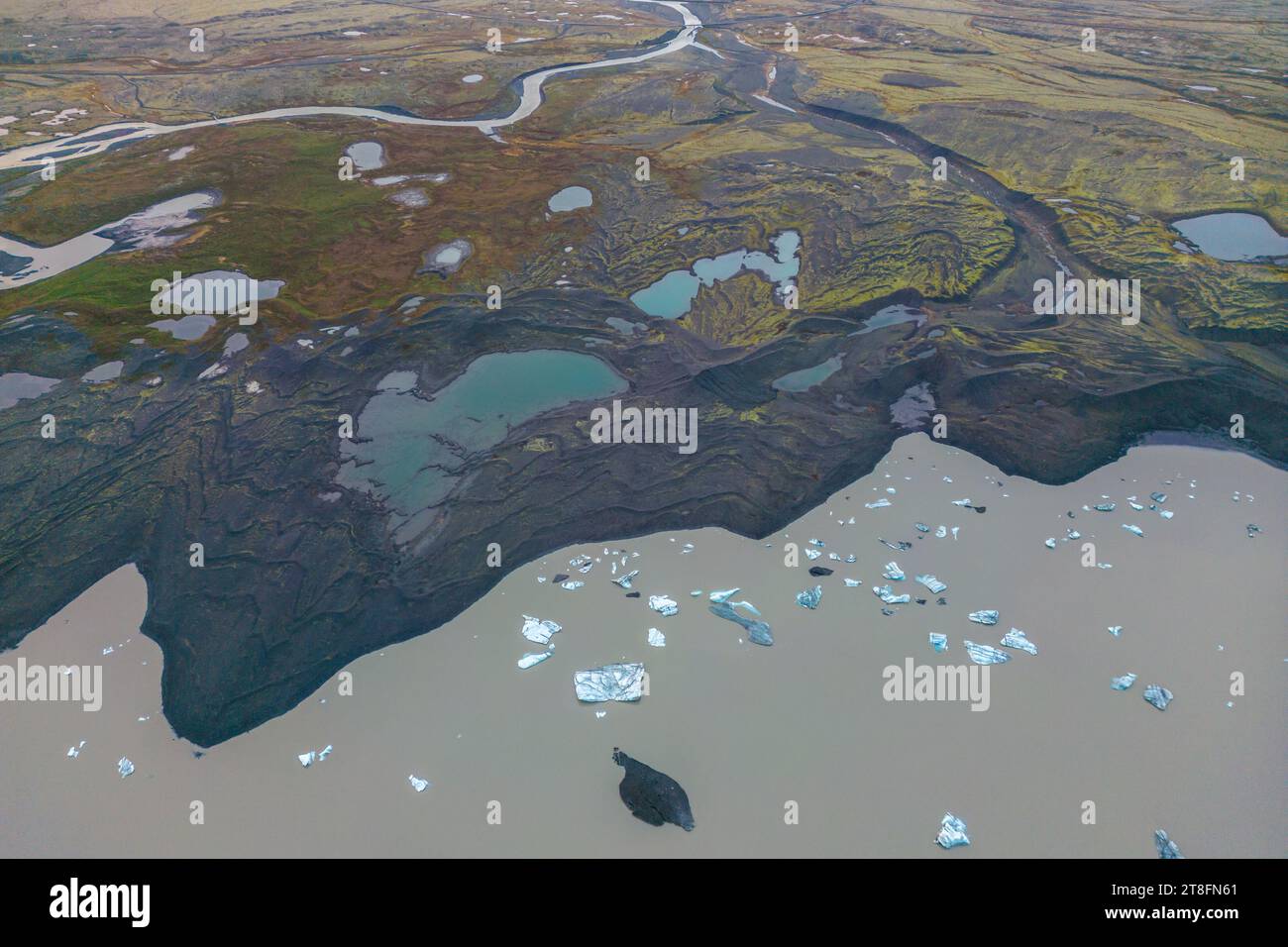 Una vista aerea che mostra un mix di corsi d'acqua, terreno mostruoso e iceberg in un vasto paesaggio all'interno del Parco Nazionale Vatnajokull, Islanda Foto Stock