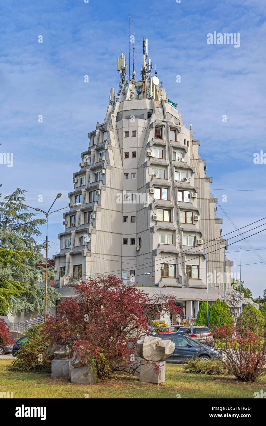 Paracin, Serbia - 06 ottobre 2023: Hotel Petrus concrete Building in Nikole Pasica Street. Foto Stock