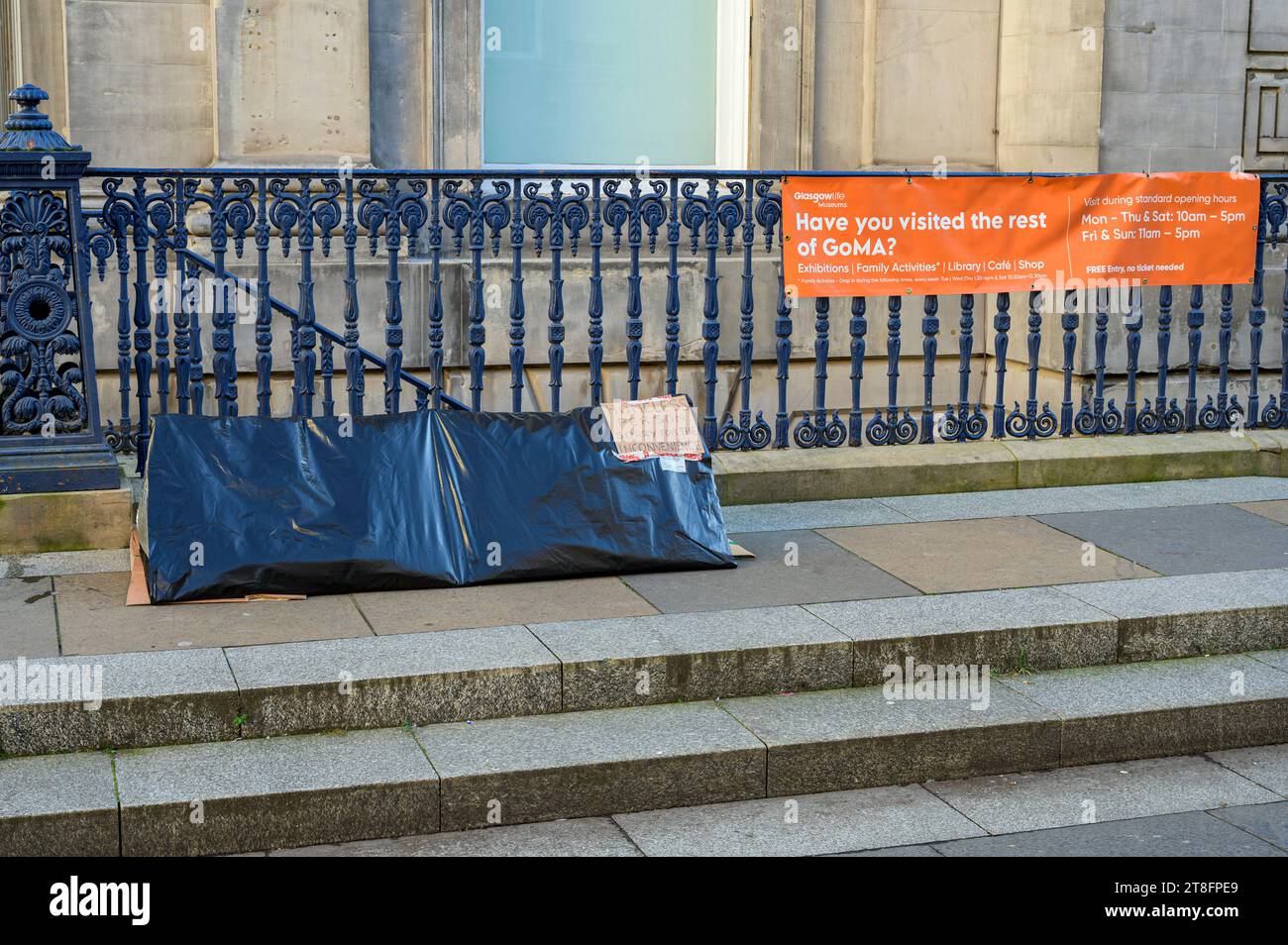 Sleep Pod con un senzatetto ci scusiamo per l'inconveniente cartello su Royal Exchange Square, Glasgow, Scozia, Regno Unito, Europa Foto Stock
