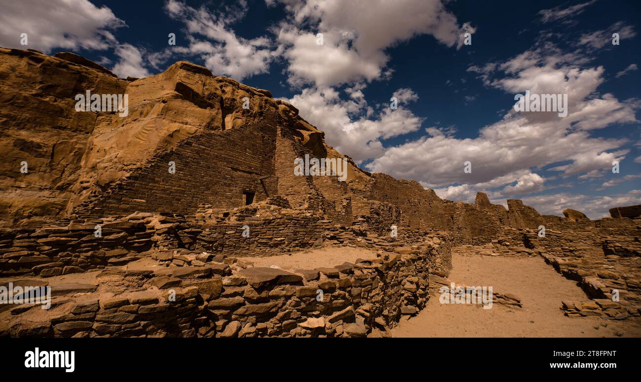 Le rovine della grande casa di Pueblo Bonito e il sito archeologico nel Chaco Culture National Historical Park. Foto Stock
