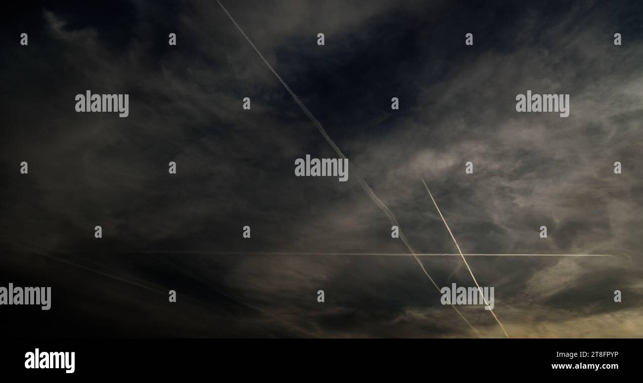 Congestione del cielo con percorsi di condensazione degli aerei di linea intersecanti. Foto Stock