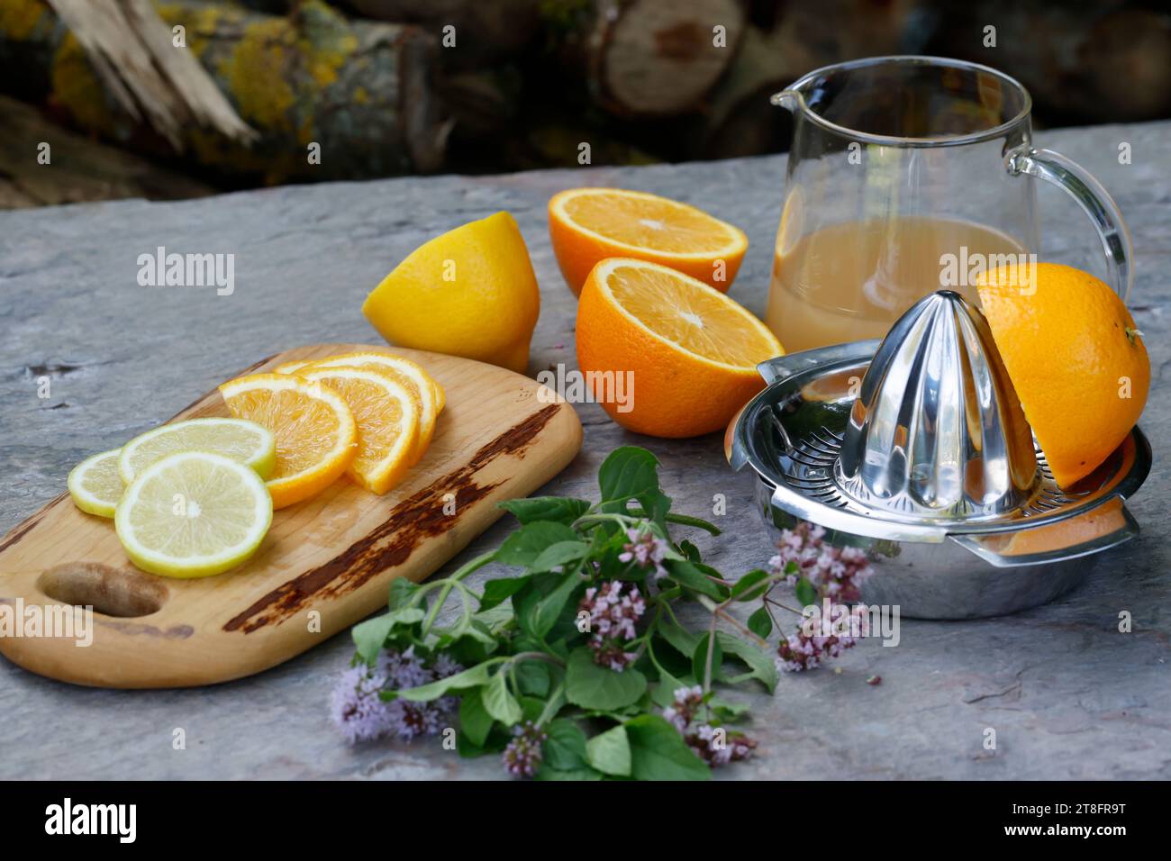 Eistee, Eis-Tee aus Kräutertee gemischt mit Apfelsaft, Saft von Orange, Saft von Zitrone, Iced Tea, Ice Tea Schritt 2: Zutaten - Kräutertee, Apfelsaf Foto Stock