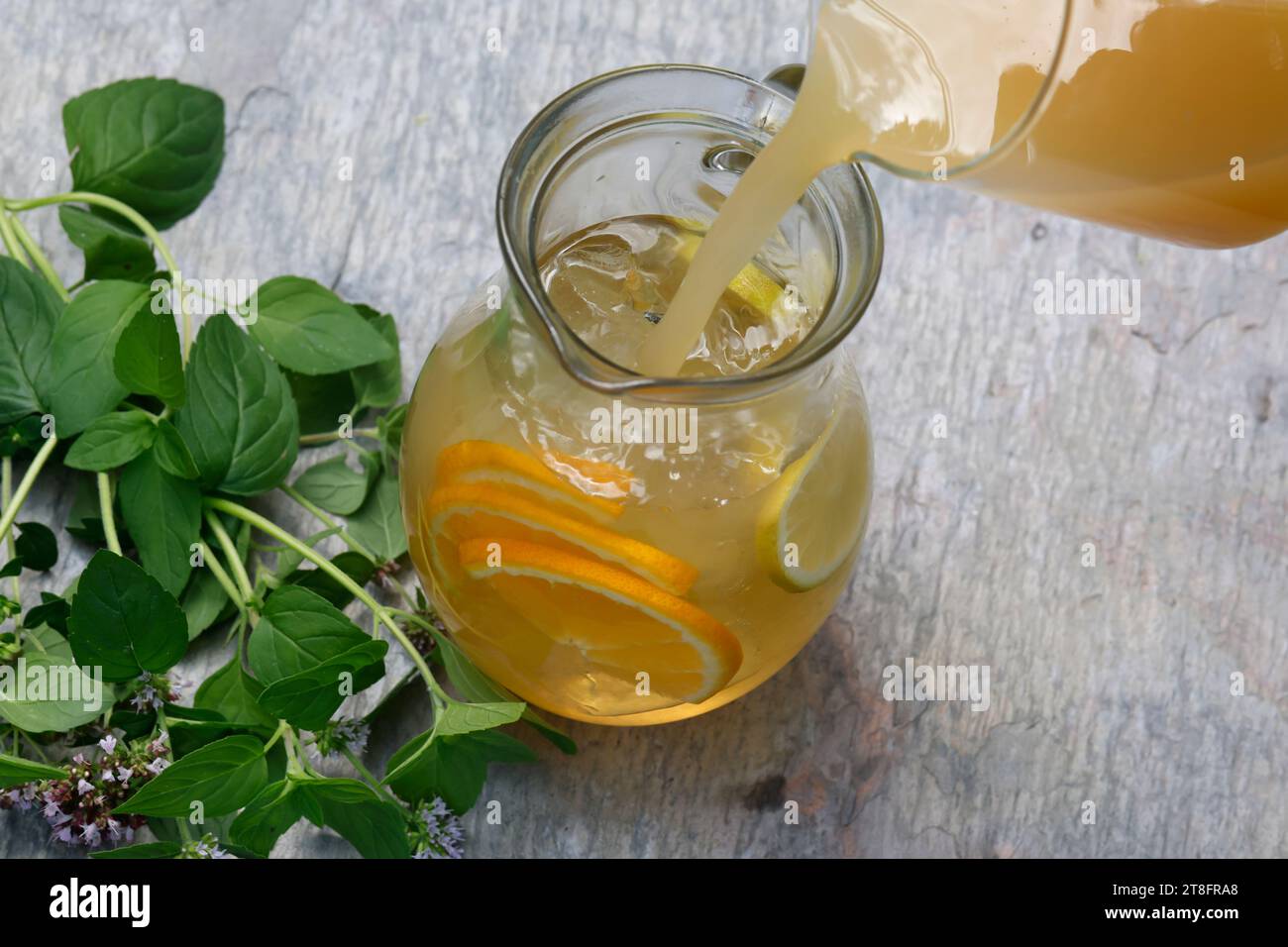 Eistee, Eis-Tee aus Kräutertee gemischt mit Apfelsaft, Saft von Orange, Saft von Zitrone, Iced Tea, Ice Tea Schritt 5: Saft einer frischen Orange und Foto Stock