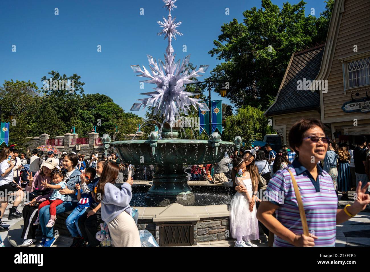Hong Kong, Hong Kong. 20 novembre 2023. Una visione generale che mostra i visitatori del World of Frozen a Hong Kong Disneyland il 20 novembre 2023 a Hong Kong, in Cina. Oggi Hong Kong Disneyland apre ufficialmente il suo World of Frozen Attraction, è la prima terra a tema "Frozen" al mondo. (Foto di Vernon Yuen/NurPhoto) credito: NurPhoto SRL/Alamy Live News Foto Stock