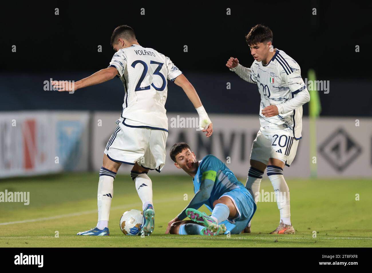 Serravalle, Italia. 16 novembre 2023. Cristian Volpato e Alessandro bianco si scontrano con Andrea Contadini di San Marino durante la partita di qualificazione al Campionato europeo Under-21 allo Stadio San Marino di Serravalle. Il credito fotografico dovrebbe leggere: Jonathan Moscrop/Sportimage Credit: Sportimage Ltd/Alamy Live News Foto Stock