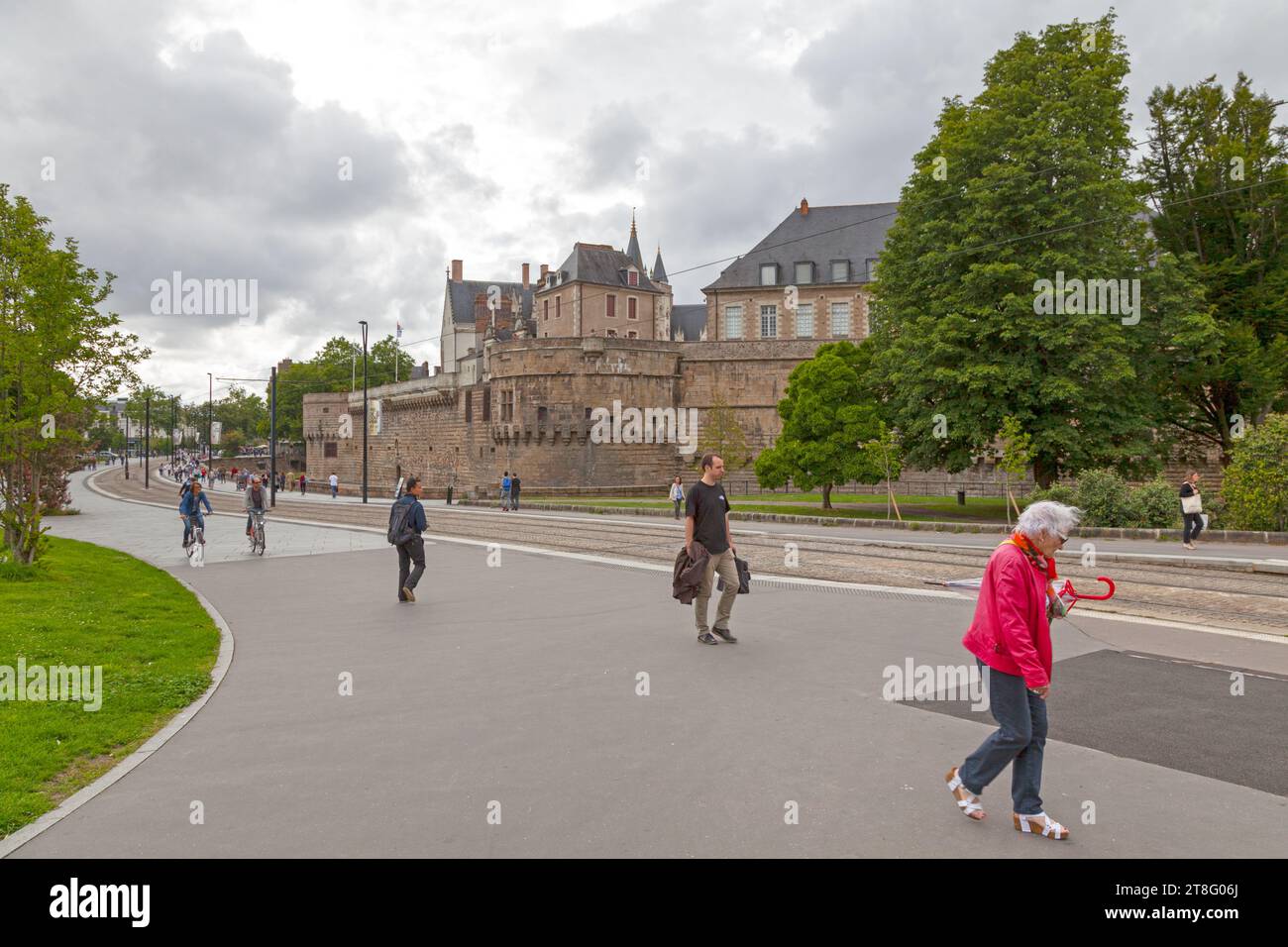 Nantes, Francia - luglio 26 2017: Persone che camminano lungo la linea tranviaria di fronte al Castello dei Duchi di Bretagna (francese: Château des ducs de Bretagne). Foto Stock