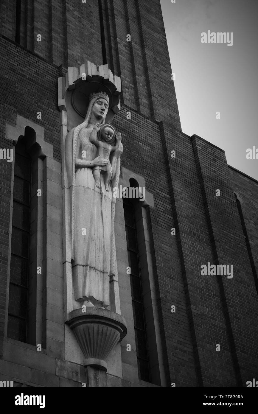 St La Cattedrale di Maria ha una bella statua di quello che presumo essere Maria che tiene in braccio Gesù bambino. Foto Stock
