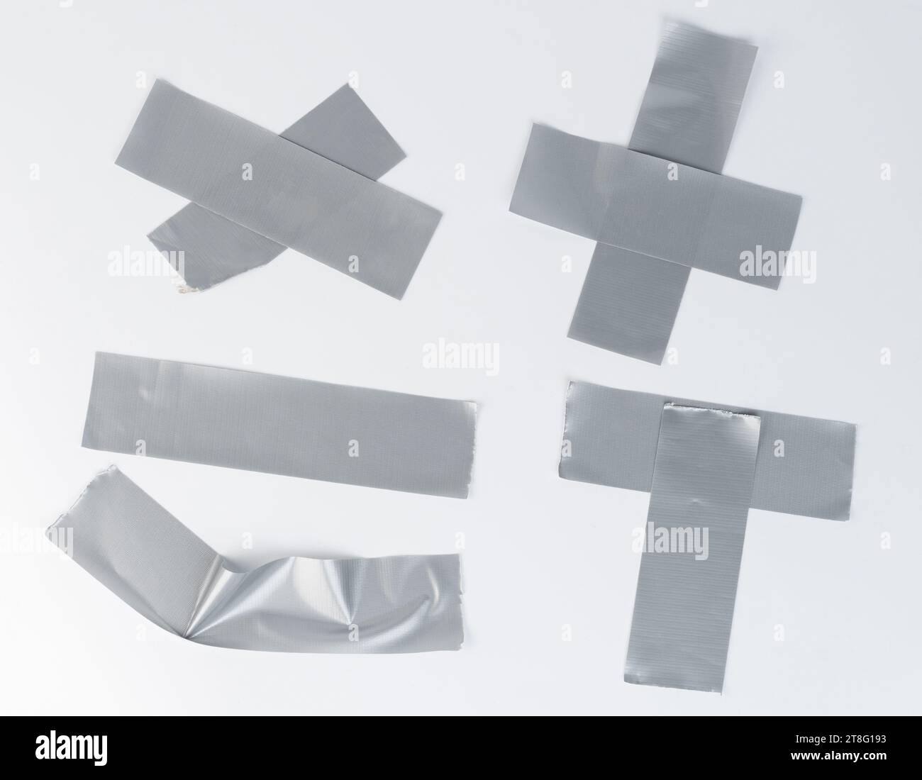 Nastro adesivo grigio ondulato e forme a T incrociate isolate su sfondo bianco da studio Foto Stock