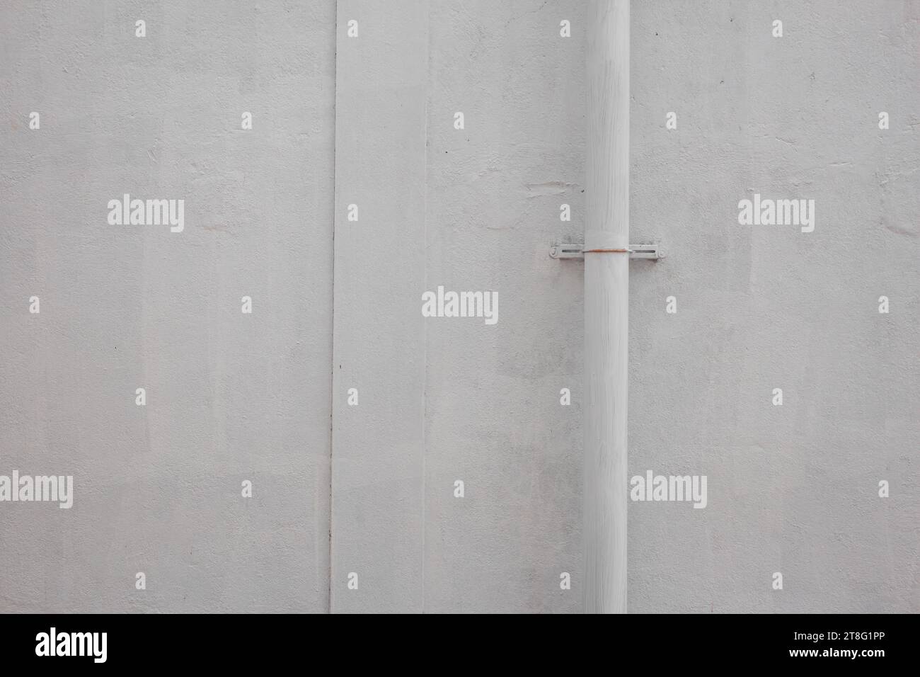 Sistema di tubolature installato nella parete di cemento, acqua sistema di trasporto nella costruzione Foto Stock