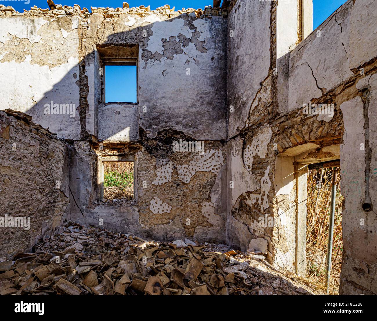 Edificio in rovina nel villaggio parzialmente abbandonato della Vecchia Perizia (Palea Peritheia) sulle alte pendici del Monte Pandokratoras a Corfù, Grecia Foto Stock