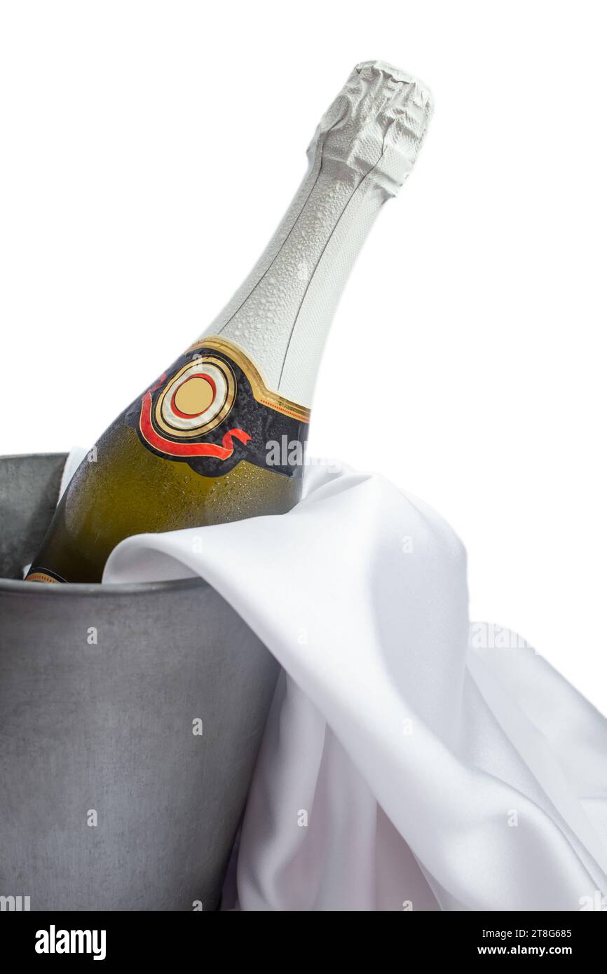 Bottiglia di champagne in un secchio di latta metallico con gocce d'acqua condensata e tessuto satinato bianco Foto Stock