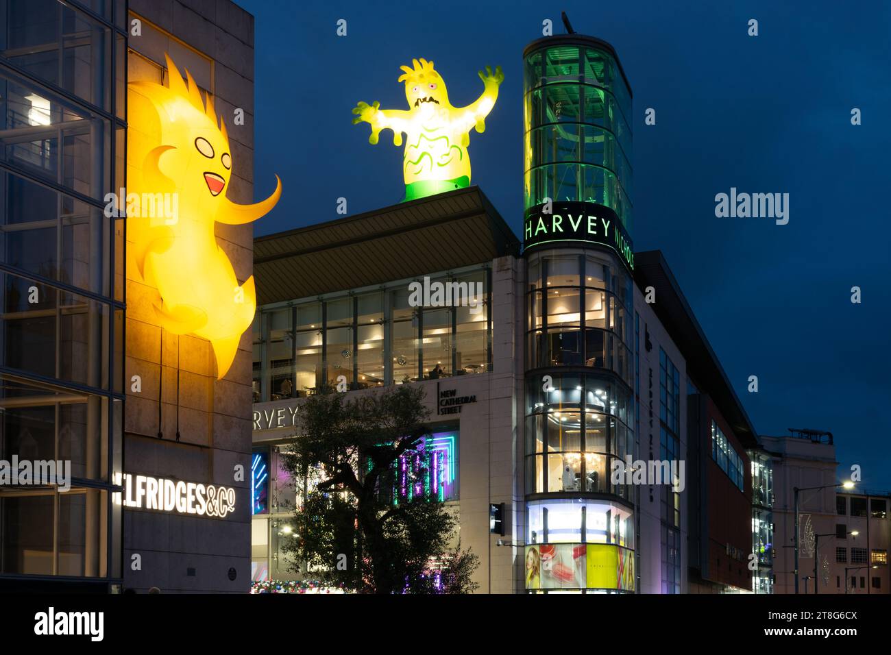 Sprite su Selfridges, orribile Harvey sull'edificio Harvey Nichols. Evento di Halloween, Manchester Monsters, Exchange Square. REGNO UNITO Foto Stock