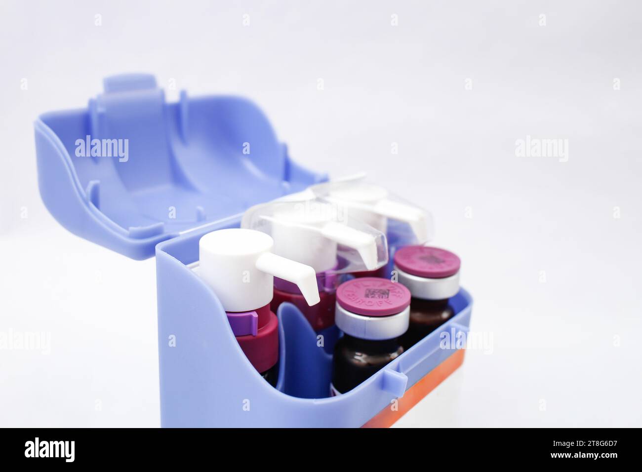 Fiale di soluzione immunizzazione per allergie agli acari della polvere, in una scatola blu su sfondo bianco, vista laterale soft focus Foto Stock