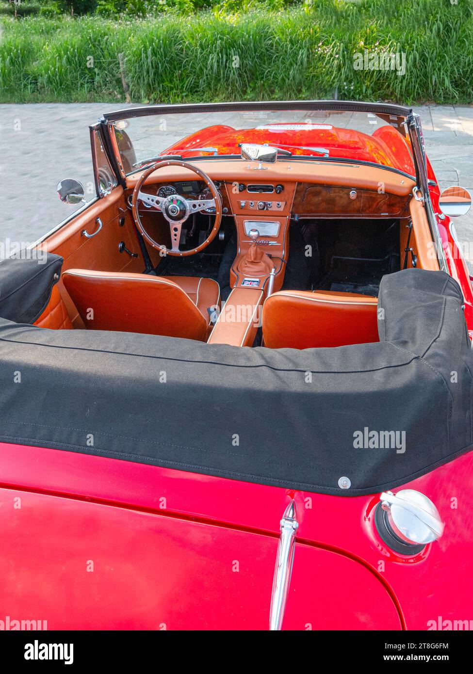 Vista posteriore dall'alto della Austin-Healey 3000 mk III BJ8 sportiva cabriolet con logotipo - un'auto sportiva britannica costruita dal 1959 al 1967. Nizza, Francia - Foto Stock