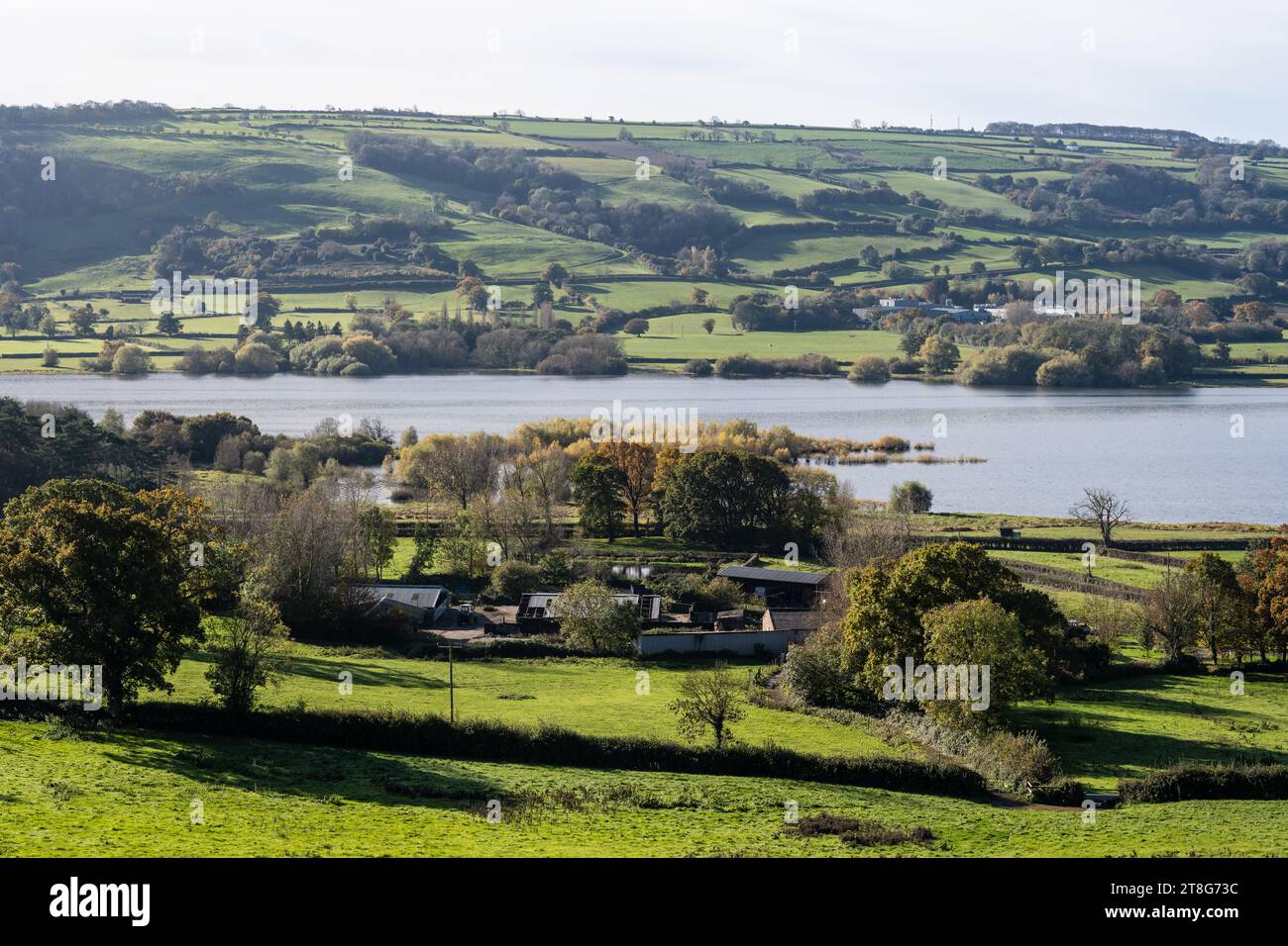 Il sole autunnale splende sui terreni agricoli intorno al lago Blagdon a Nempnett Thrubwell nel Somerset settentrionale, con le colline Mendip che si innalzano alle spalle. Foto Stock