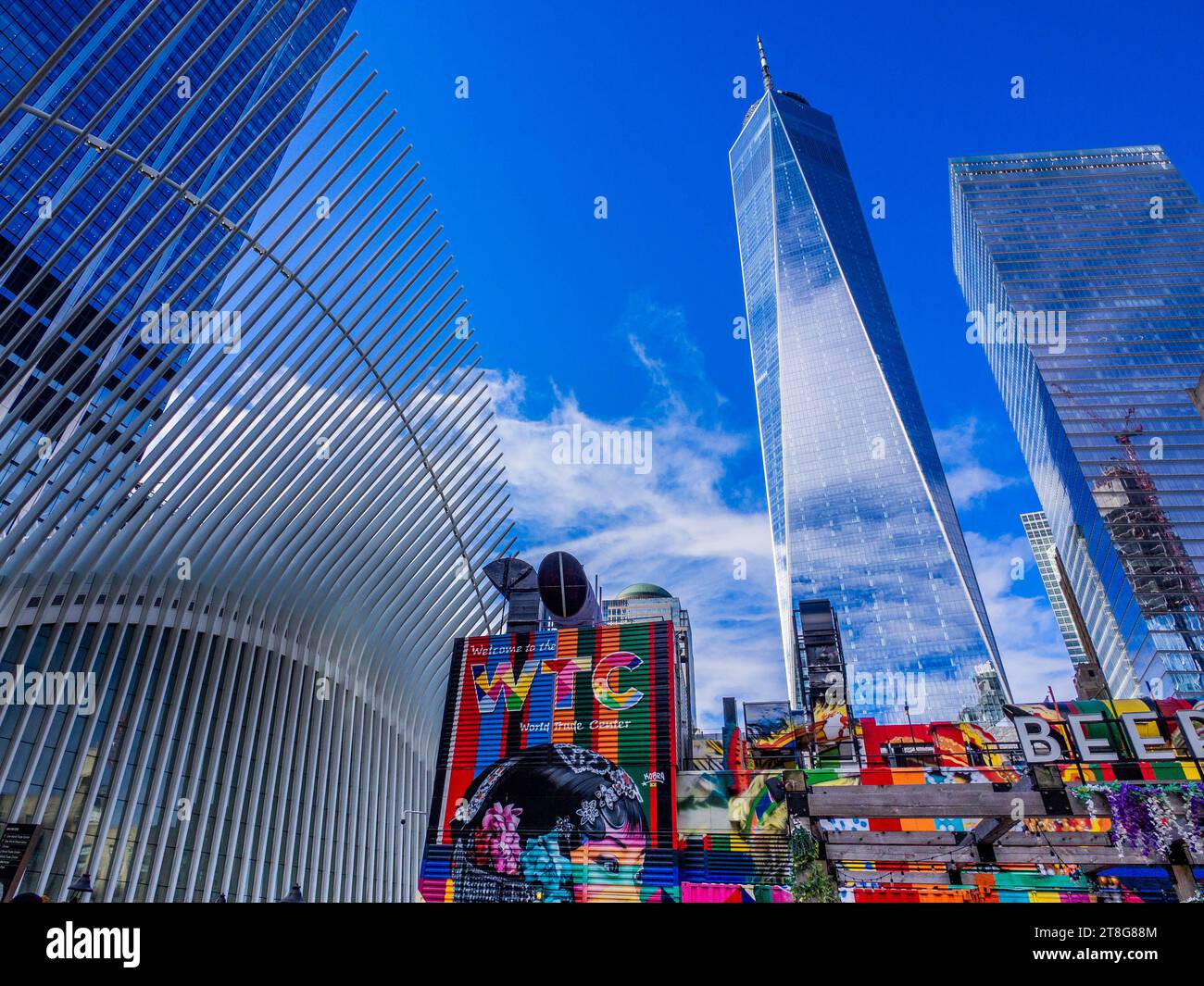 World Trade Center con un murale, la Freedom Tower e l'Oculus Foto Stock