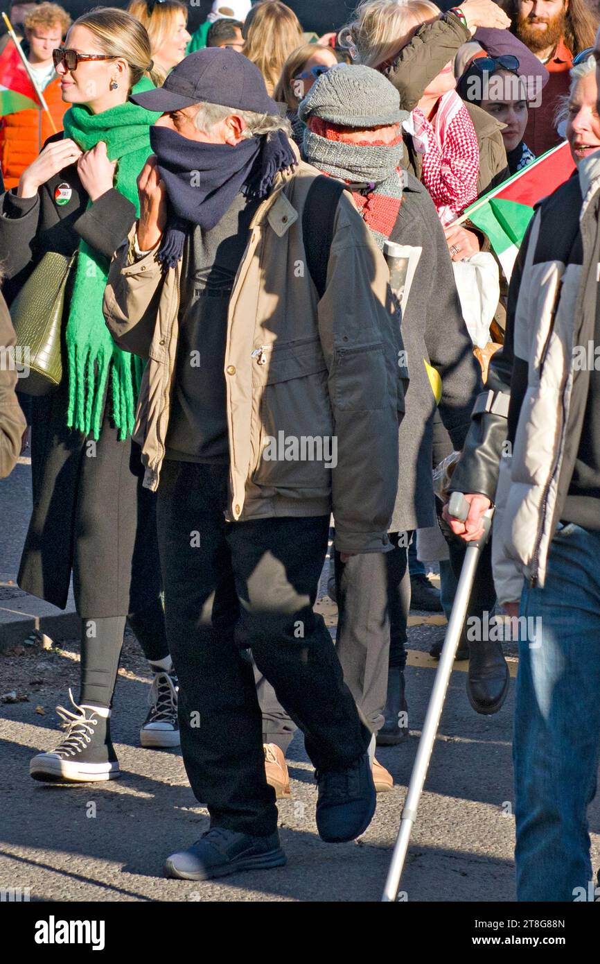 Partecipanti alla marcia di protesta dell'11 novembre contro l'azione militare israeliana a Palastine a seguito dell'attacco terroristico di Hammas contro Israele Foto Stock