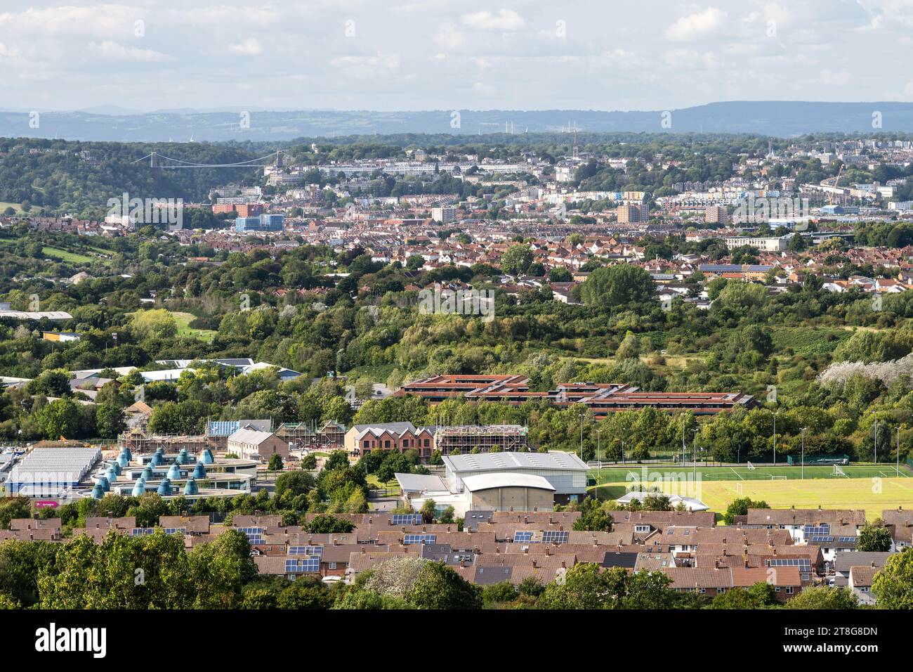 Il paesaggio urbano di Bristol, tra cui Hartcliffe, Knowle West, Southville e Clifton, visto dalla collina di Maes Knoll, con il ponte sospeso di Clifton e. Foto Stock