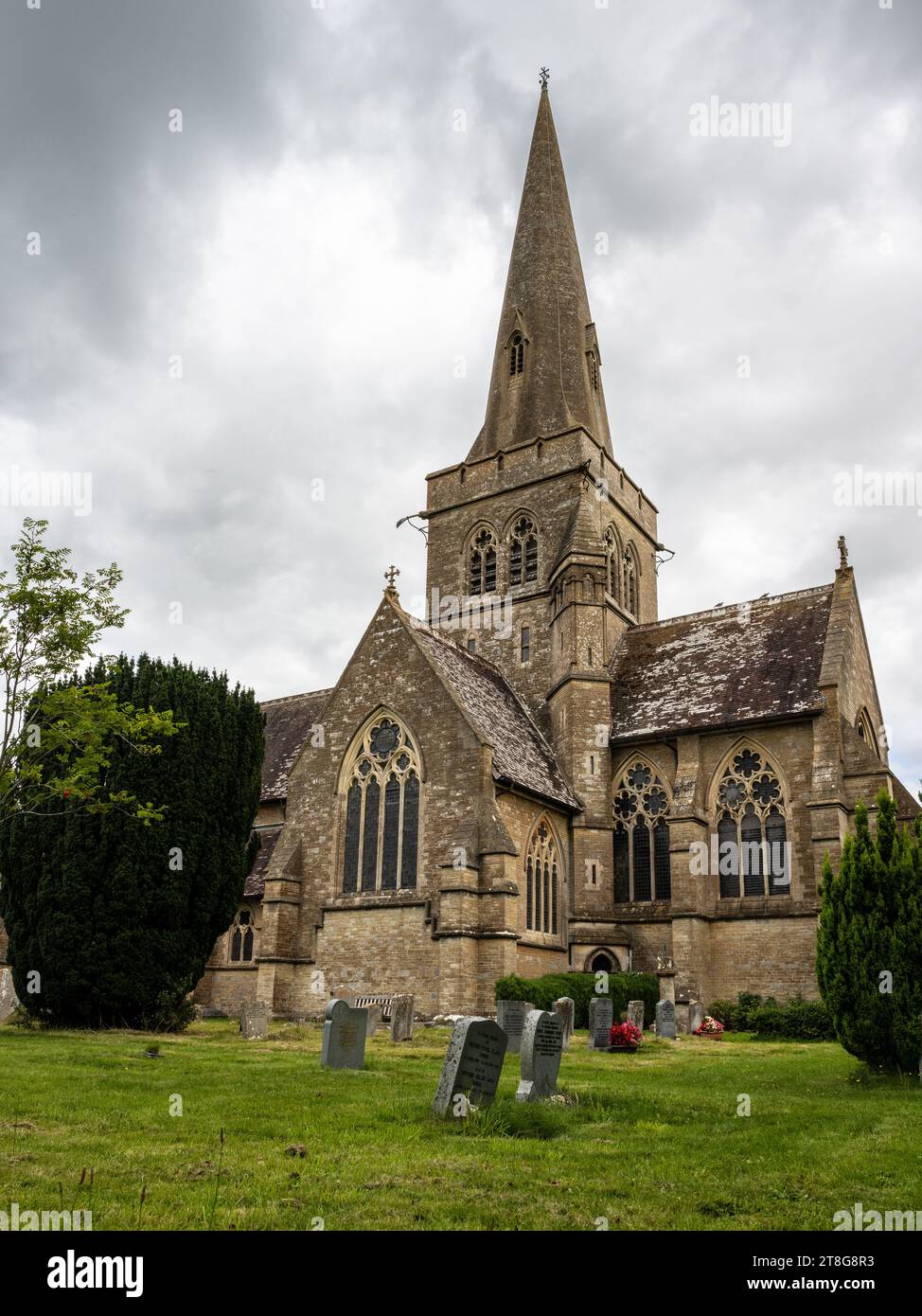 La chiesa parrocchiale gotica vittoriana di San Giovanni Battista a Sutton Veny, Wiltshire. Foto Stock