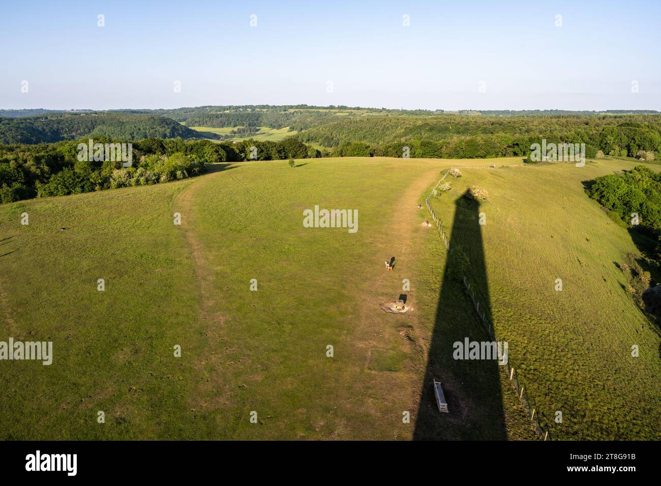 Boschi e campi coprono le colline del Cotswolds Edge sotto il Tyndale Monument a North Nibley nel Gloucestershire. Foto Stock