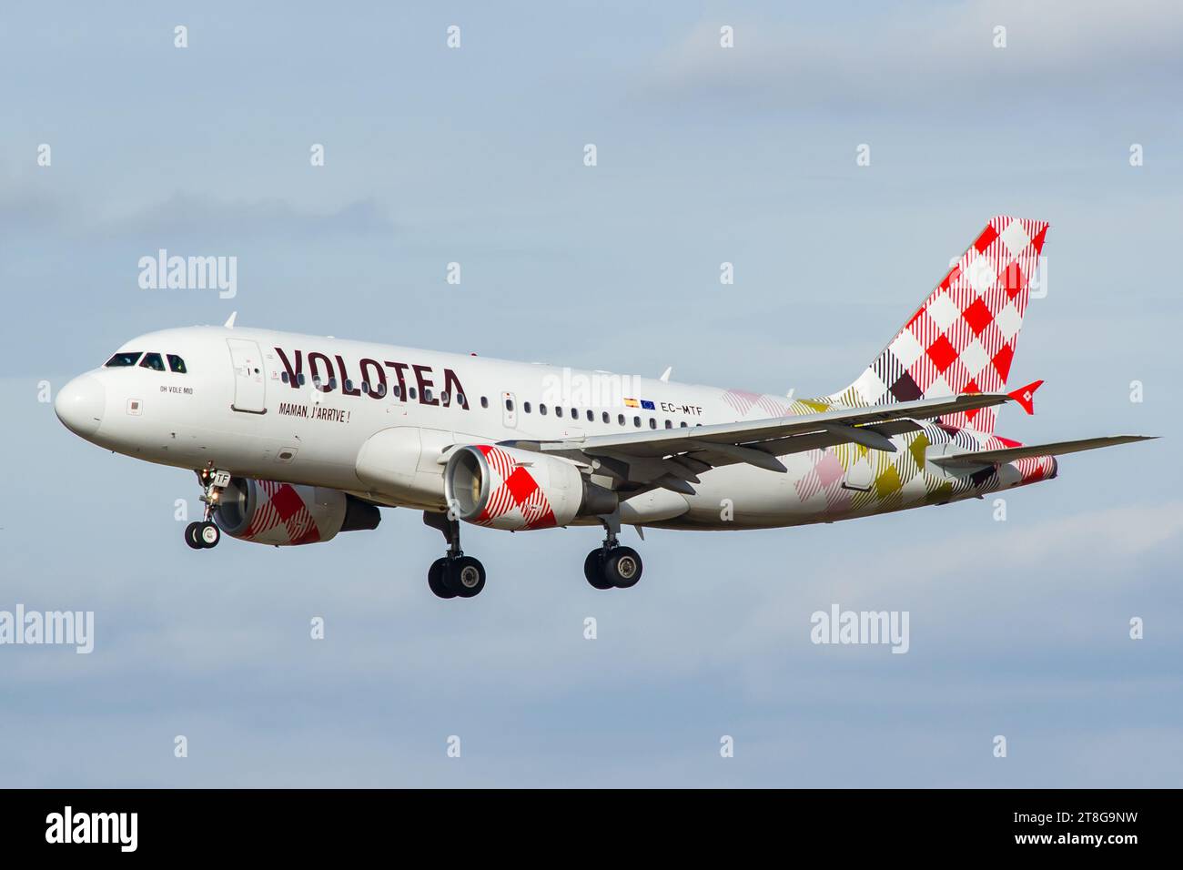 Volotea Airbus A319 atterra all'aeroporto internazionale di Praga. Foto di alta qualità Foto Stock