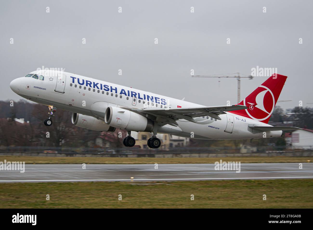 Turkish Airlines Airbus A319 decolla dall'aeroporto internazionale di Leopoli per un volo per Istanbul, Turchia Foto Stock