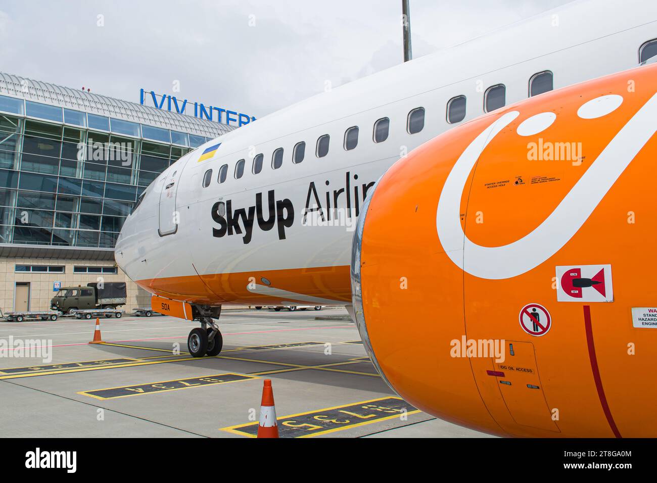Primo piano del Boeing 737-800 SkyUp Airlines parcheggiato al piazzale dell'aeroporto di Leopoli. Foto di alta qualità Foto Stock
