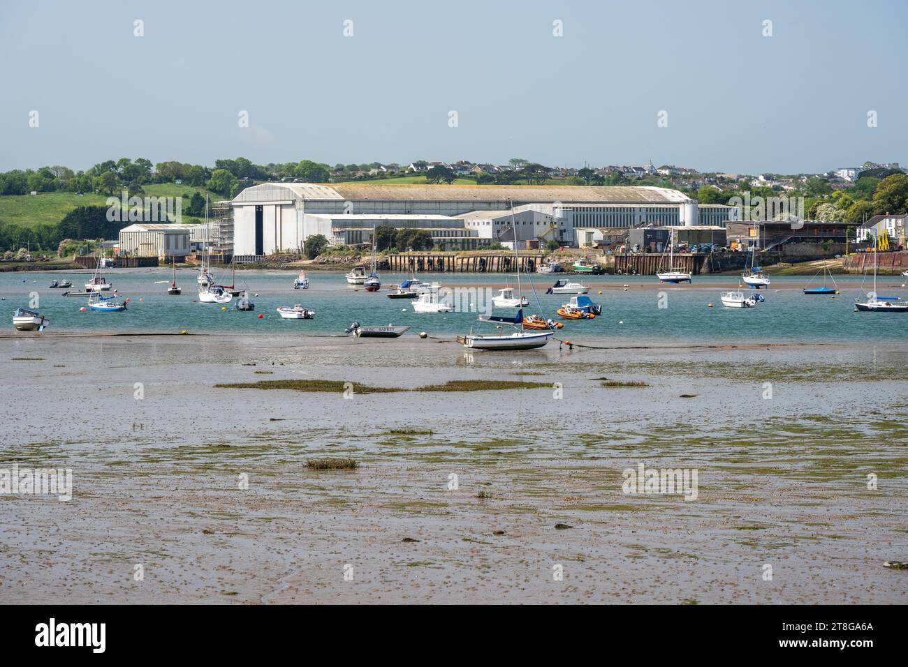 L'estuario del fiume Torridge è affollato di barche ormeggiate a Instow nel North Devon, con il cantiere navale Appledore alle spalle. Foto Stock