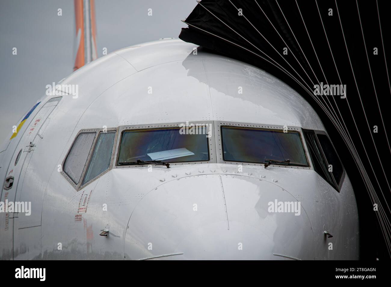 Primo piano della cabina di pilotaggio dell'aeromobile con ponte aereo collegato all'aeromobile Foto Stock