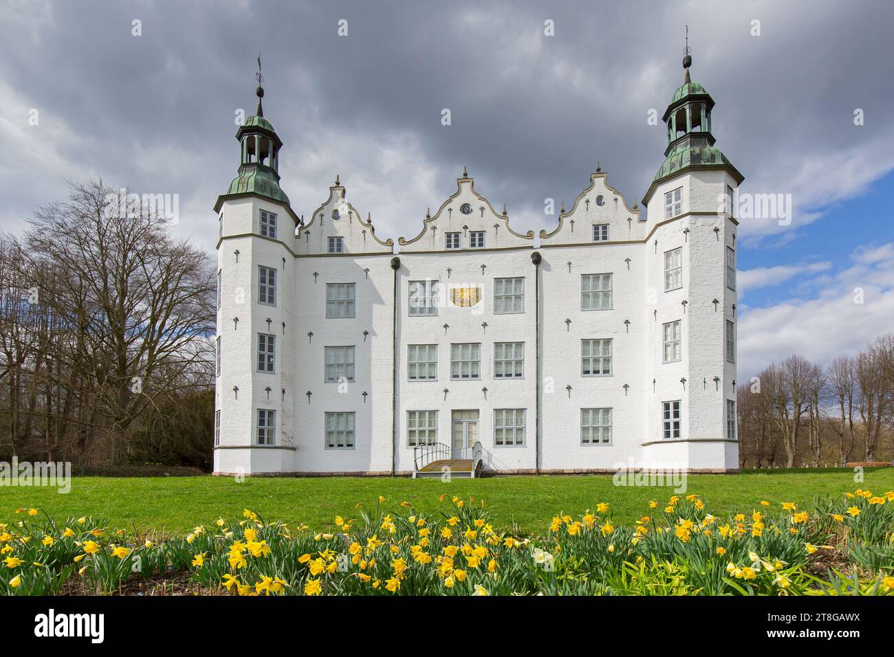 Castello di Ahrensburg/Ahrensburg del XVI secolo, ex residenza rinascimentale in primavera, Schleswig-Holstein, Germania Foto Stock