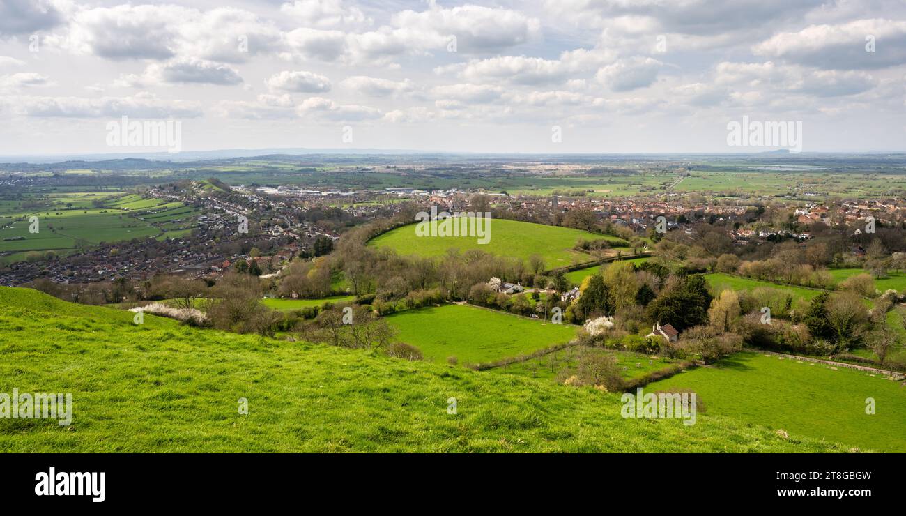 La vista sulla città di Glastonbury e sul Somerset Levels da Glastonbury Tor. Foto Stock