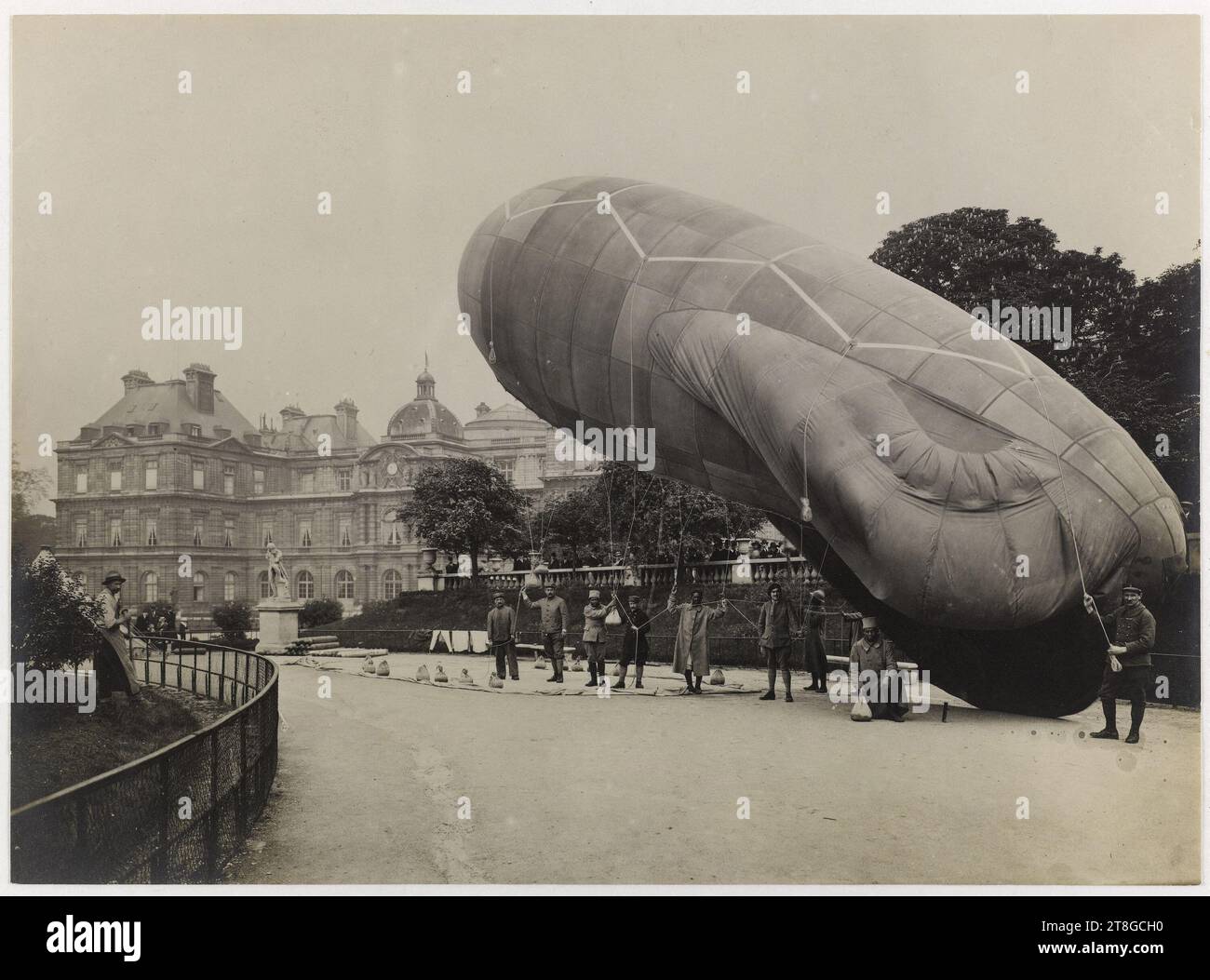 Prima guerra mondiale (grande Guerra, Guerra 1914-1918). Presentazione di palloncini "saucisse" in cattività durante il giorno della Liberazione nel novembre 1918, nel Giardino delle Tuileries, lato della Senna, 1° arrondissement, Parigi, fotografo, tra il 1918, Fotografia, Arti grafiche, Fotografia, stampa Gelatin- bromuro d'argento, dimensioni - Opera: altezza: 16,6 cm, larghezza: 22,3 cm, dimensioni - cartone:, altezza: 48,5 cm, larghezza: 32,5 cm Foto Stock