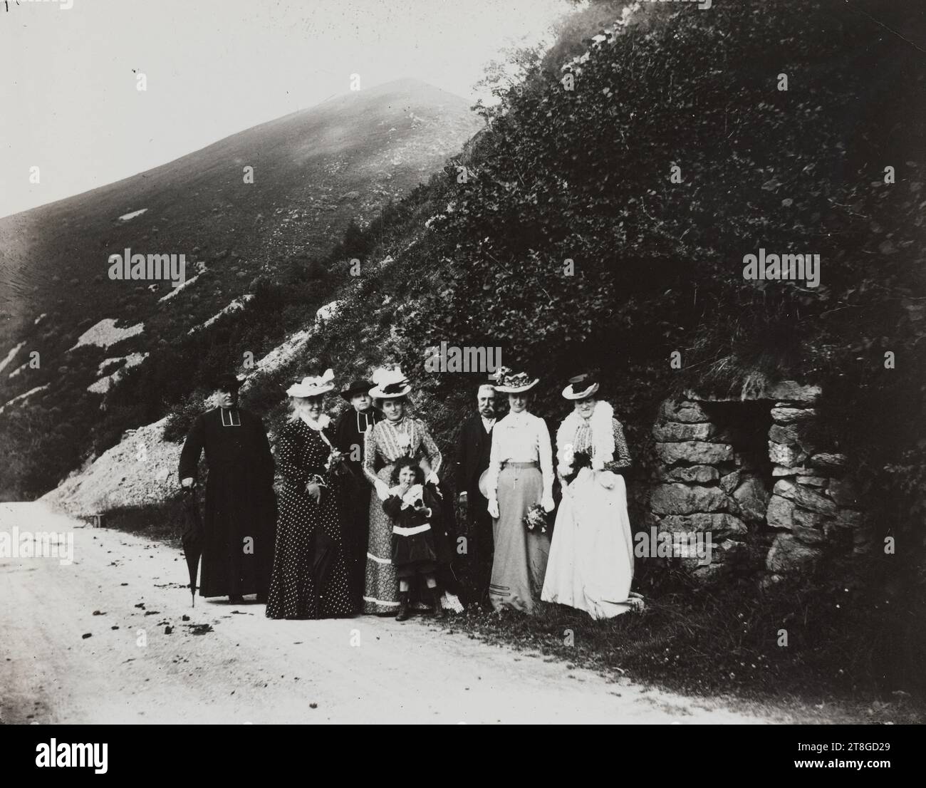 Quattro donne, due sacerdoti, un uomo e un bambino, fotografo, i quarto del XX secolo, fotografia, argento, stampa in bianco e nero, dimensioni - lavoro: Altezza: 8,7 cm, larghezza: 11 cm Foto Stock