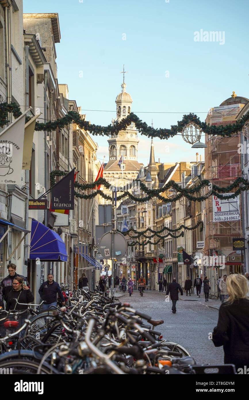 Street to Market, con il municipio sullo sfondo, Maastricht, Limburgo, Paesi Bassi. Foto Stock