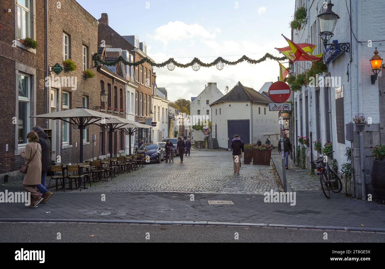 Vista sulla strada acciottolata di Maastricht con bar nelle strade di Maastricht, Limburgo, Paesi Bassi. Foto Stock