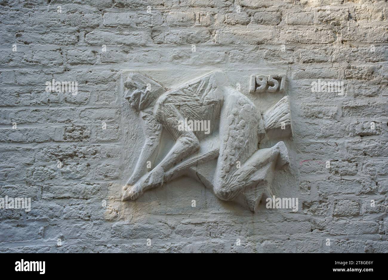 Pietre a calce, targa raffigurante una strega sulla facciata dell'edificio vecchio Maastricht, Costa del Sol, Paesi Bassi Foto Stock