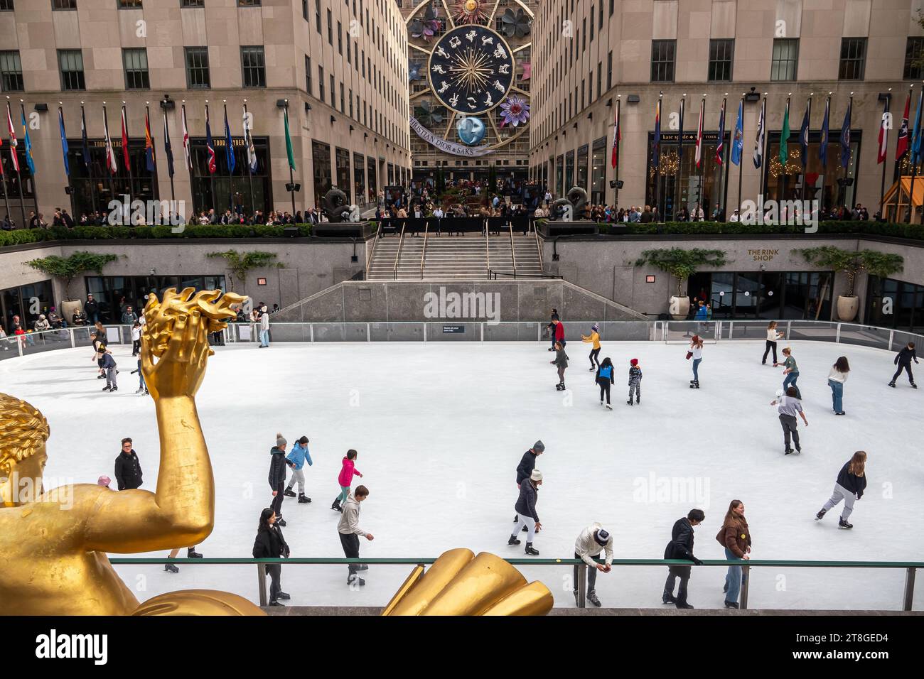 Immagine della pista di pattinaggio su ghiaccio del Rockefeller Center, Top of the Rock. Foto Stock