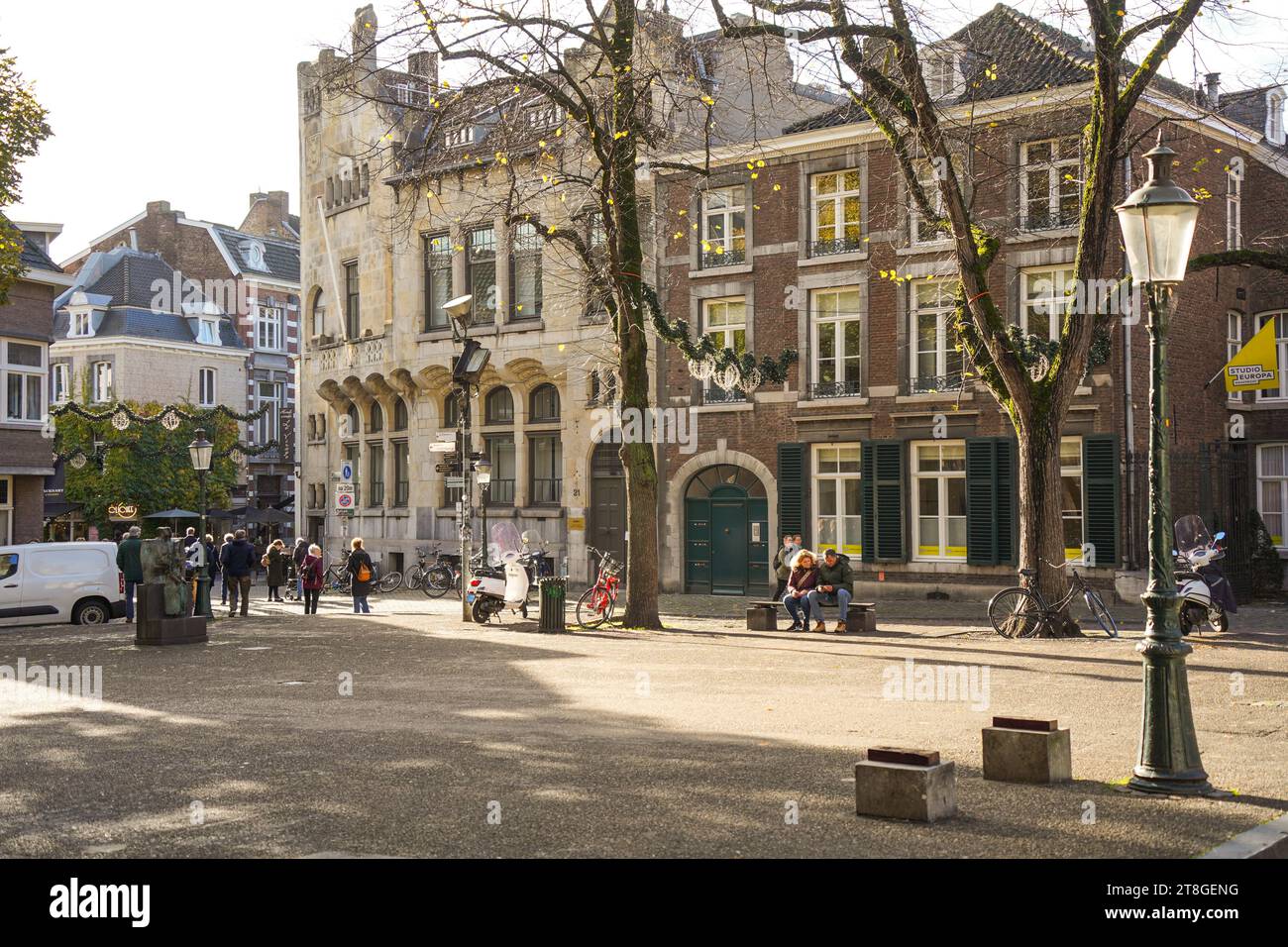 Terrazze all'aperto presso Onze lieve vrouweplein, Piazza di nostra Signora, Maastricht, Limburgo, Paesi Bassi. Foto Stock