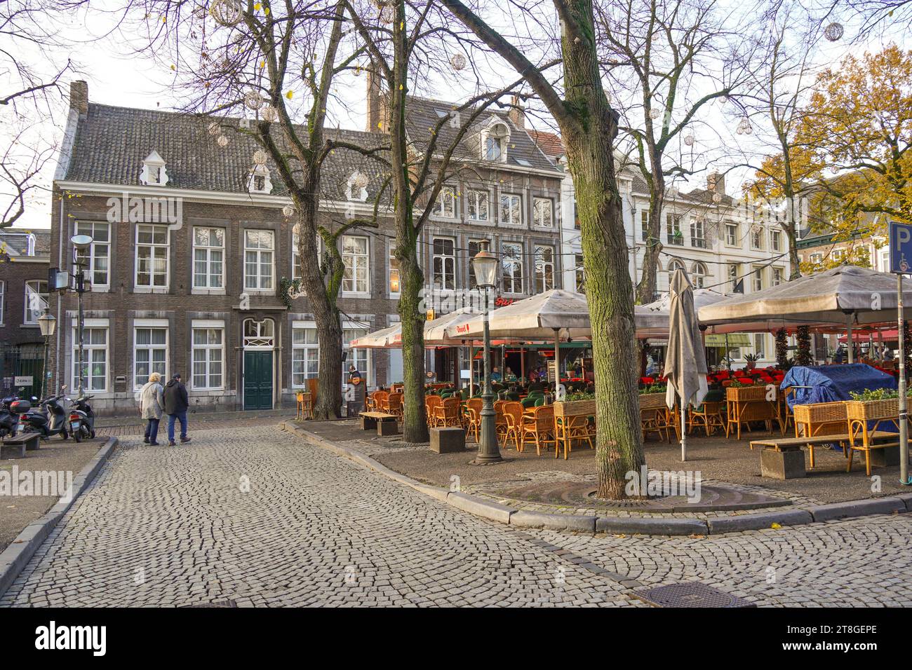 Terrazze all'aperto presso Onze lieve vrouweplein, Piazza di nostra Signora, Maastricht, Limburgo, Paesi Bassi. Foto Stock